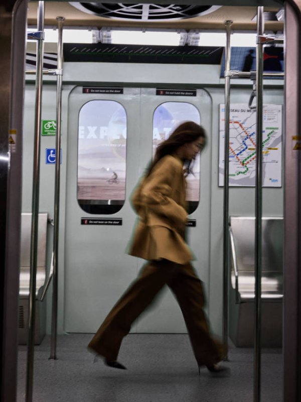 重庆配资公司 欧阳娜娜拍地铁写真大片！秒变时尚女超模魅力十足